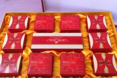 食品包裝盒內(nèi)有乾坤：男子吃月餅吃出一套房！